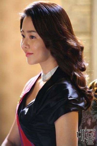 Go Hyun Joong trong vai Seo Hye-rim, Nữ Tổng thống đầu tiên của Hàn Quốc trong