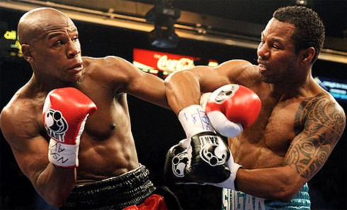Mosley (phải) từng thua Floy Mayweather, võ sĩ hàng đầu thế giới tương tự Pacquiao ở các hạng cân dưới nặng.