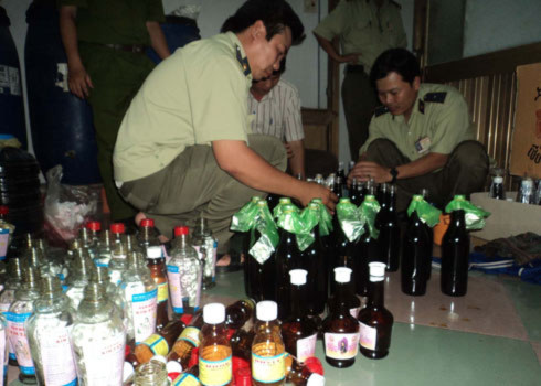 Đoàn kiểm tra liên ngành đang niêm phong số thuốc sang chiết trái phép ở nhà thuốc Hiệp Hương. Ảnh: Thiên Lý