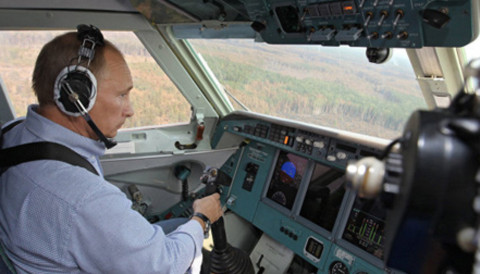 Putin lái máy bay hồi mùa hè đi dập lửa. Ảnh: RIA.