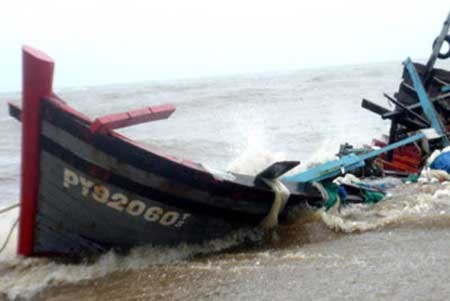 Tàu Việt Nam gặp nạn ở Biển Đông, 27 người mất tích