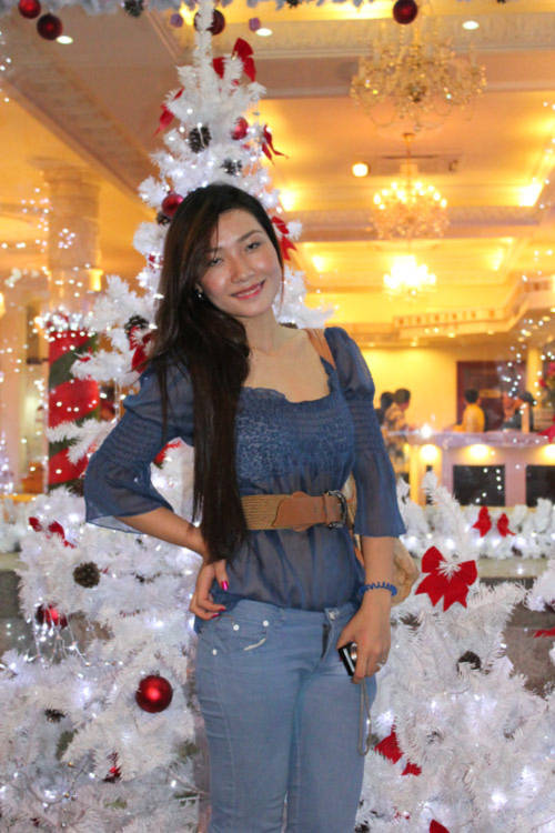 Teen girl ’vào mùa’ chụp hình Giáng sinh