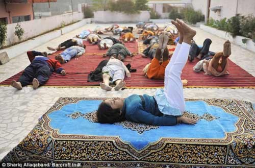 "Thầy" Yoga trẻ nhất thế giới