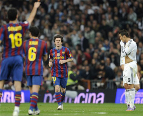Ronaldo (áo trắng) và Real đã chơi mùa giải hay nhất trong lịch sử CLB, nhưng vẫn phải về nhì sau một Barca đang trên đỉnh cao phong độ. Ảnh: AFP.