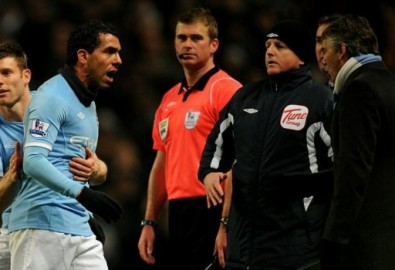 Tiếp vụ lục đục tại Man City: Tại sao Tevez "bật" thầy?