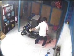 Trộm đàng hoàng mở cửa nhà, phá khóa xe Nouvo