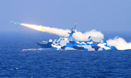 Tàu chiến Trung Quốc bắn tên lửa trong một cuộc tập trận ở biển Hoa Đông đầu năm nay. Ảnh: Xinhua.