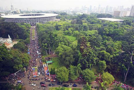 An ninh đang được thắt chặt tối đa bên ngoài sân Bung Karno, nơi diễn ra trận chung kết lượt về AFF Cup 2010. Ảnh: Malaysia Star.