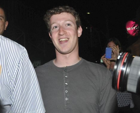 Đám đông vây quay Mark Zuckerberg khi họ phát hiện ra tỷ phú 7 tỷ đôla tại Bangkok. Ảnh: dailymail