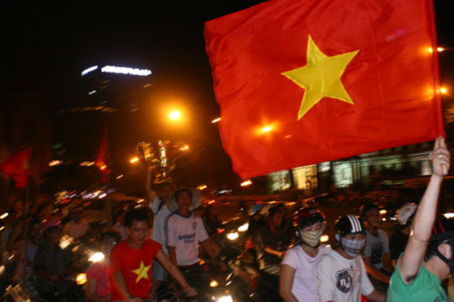 Đường phố Sài Gòn náo động sau chiến thắng của tuyển Việt Nam