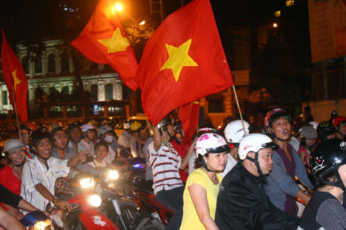 Đường phố Sài Gòn náo động sau chiến thắng của tuyển Việt Nam