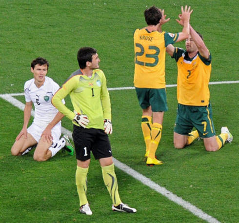 Sự khác biệt đẳng cấp cùng những lợi thế khách quan giúp Australia làm nên trận thắng đậm nhất từ đầu giải trước Uzbekistan (áo trắng). Ảnh: AFP.