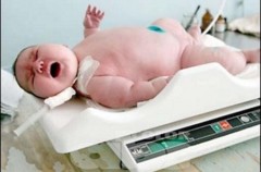 Bé sơ sinh nặng 7,2kg chào đời ở Nga