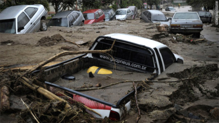Rất nhiều ôtô ở thị trấn Nova Friburgo chìm nghỉm trong bùn.
