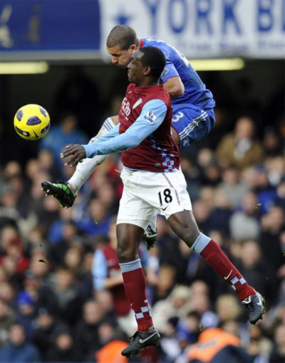 Aston Villa không có gì đặc sắc, nhưng họ biết cách tận dụng những hạn chế của Chelsea để ghi 3 bàn. Ảnh: AFP.
