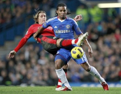 Chelsea (xanh) vẫn trầy trật tìm lại hình bóng cũ.