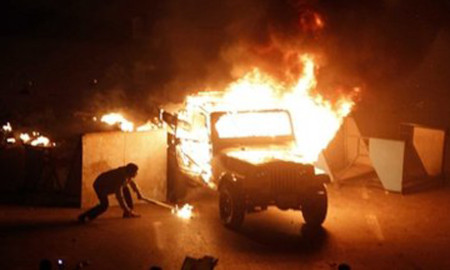 Người biểu tình đốt xe tại thủ đô Cairo hôm 28/1. Ảnh: AP.
