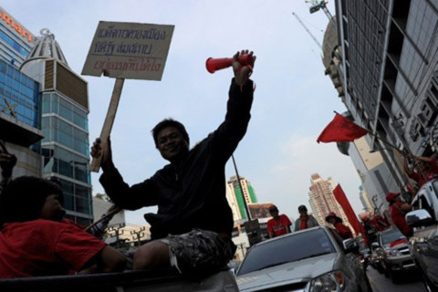 Người biểu tình áo đỏ trên đường phố Bangkok hôm 23/1. Ảnh: AFP
