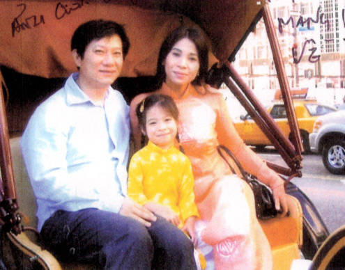 Bức ảnh chụp gia đình Lý Hương vui vẻ bên nhau chỉ 3 tuần trước khi cô mang con về Việt Nam. Ảnh: Tony Lam