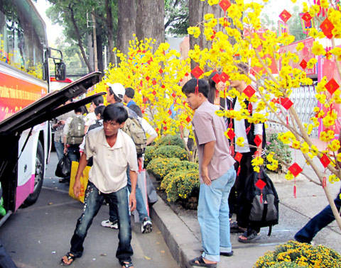 Bác tài sắp xếp hành lý cho sinh viên.