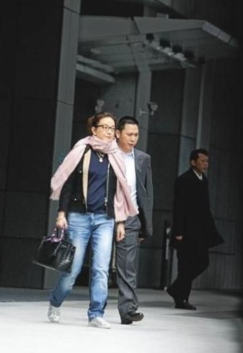 Gần đây, nữ diễn viên sắp về biểu diễn tại đại lục nhân dịp Tết nguyên đán, thường xuyên xuất hiện cùng người chị, người bạn thân thiết Vương Phi ở Đài Loan.