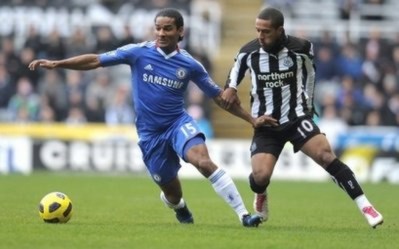 Tháng 11 năm ngoái Wayne Routledge (bên phải) còn thi đấu cho Newcastle ở Ngoại hạng Anh.