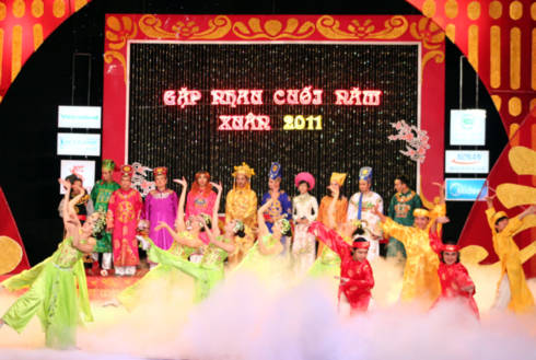 Các nghệ sĩ tham gia chương trình cùng nhau gửi lời chúc xuân may mắn tới khán giả.