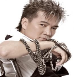 Đàm Vĩnh Hưng diễn cùng sợi xích