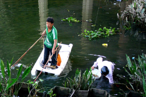 Những thanh niên dùng điện săn cá chép vừa được người dân thả xuống. Ảnh: Tá Lâm.