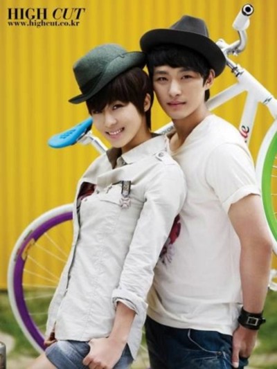 Ha Ji Won và em trai Jun Tae Soo. Ảnh: High Cut.