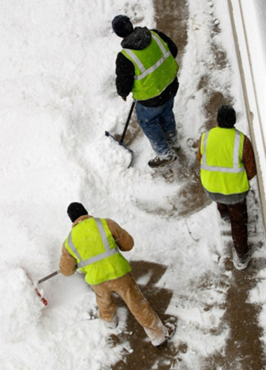 Công nhân cào tuyết tại một thành phố ở Bắc Carolina, Mỹ. Lớp tuyết dày đến 18 cm xuất hiện sau một cơn bão băng, khiến cả vùng tê liệt trong giá rét.