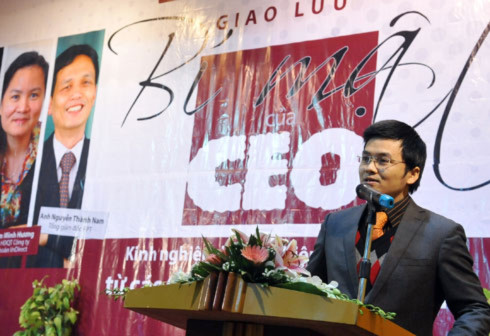Buổi giao lưu còn được sự hỗ trợ của Đoàn trường Đại học Kinh tế Quốc dân Hà Nội. Trong ảnh, anh Nguyễn Hoàng Hà, Bí thư Đoàn trường phát biểu tại buổi giao lưu.