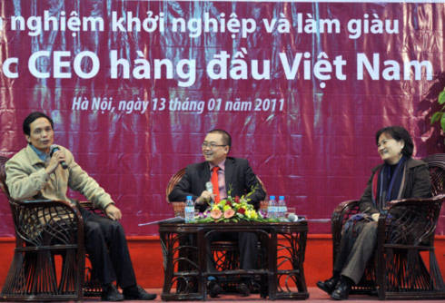 Anh Nguyễn Thành Nam (trái) và chị Phạm Minh Hương (phải) đang trao đổi về kinh nghiệm khởi nghiệp. MC của chương trình là anh Nguyễn Cảnh Bình, Chủ tịch Alpha Books.