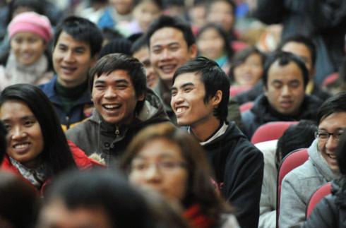 Các bạn sinh viên hào hứng với phần trả lời dí dỏm mà sâu sắc của các diễn giả.
