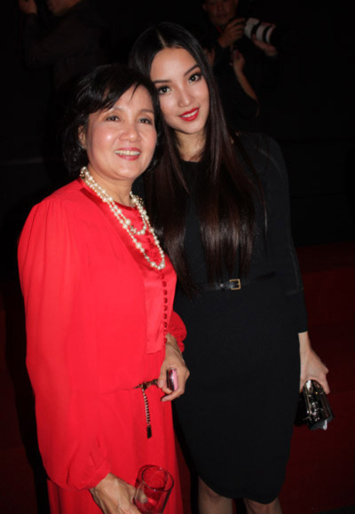 Huỳnh Bích Phương vốn được mệnh danh là 'Trương Tử Lâm' Việt Nam. Tối 7/1, cô cùng mẹ (áo đỏ) đến dự sự kiện thời trang tại TP HCM có sự góp mặt của Miss World 2007 Trương Tử Lâm.