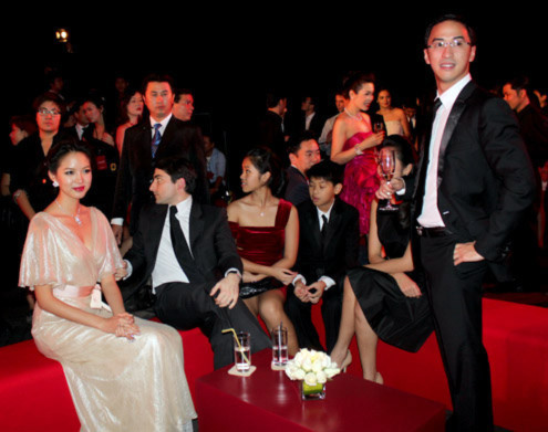 Bạn trai của diễn viên Tăng Thanh Hà (phải) tham dự sự kiện này.