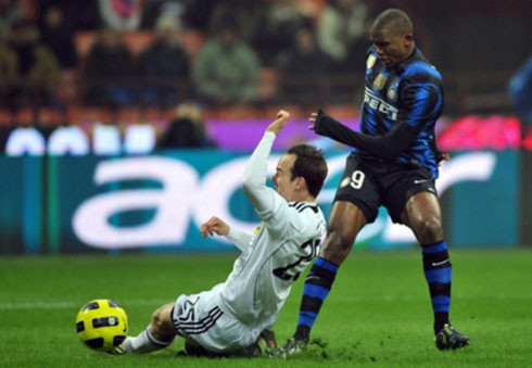 Cesena (áo trắng) chơi không tồi, nhưng vẫn chưa đủ lực để kiếm điểm trước Inter. Ảnh: AFP.