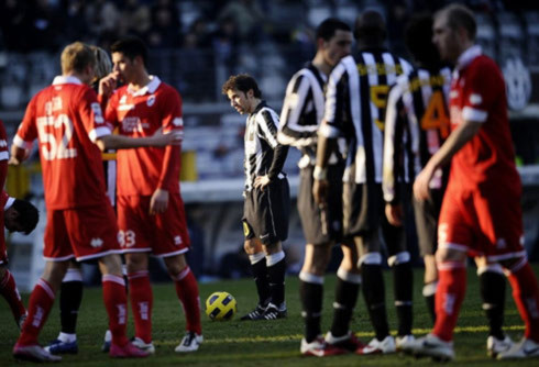 Del Piero là điểm sáng hiếm hoi, giúp Juventus tạo nên khác biệt vừa đủ để chiến thắng trước Bari (áo đỏ).