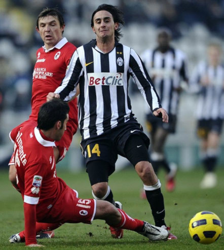 Aquilani không hoàn thành nhiệm vụ cầm trịch, nhưng bù lại, ghi bàn quyết định chiến thắng cho Juventus. Ảnh: AFP.