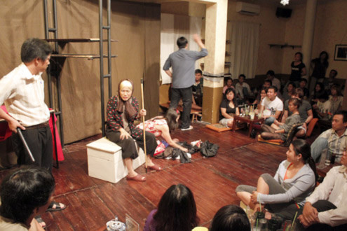 Khán giả ngồi bệt trên sàn để thưởng thức vở kịch nói được dàn dựng chuyên nghiệp từ dàn diễn viên trẻ của sân khấu TP HCM. Ảnh: Thoại Hà