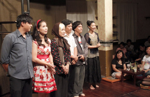 Thiên Kim (đứng, bên phải) là cô chủ trẻ của quán cà phê kịch 'Bệt'. Thiên Kim giới thiệu dàn diễn viên với khán giả sau khi vở diễn kết thúc. Ảnh: Thoại Hà