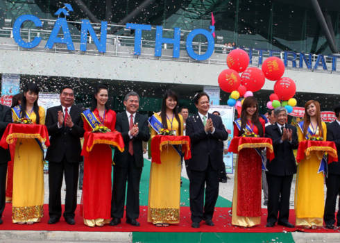 Thủ tướng Nguyễn Tấn Dũng đã tham dự lễ khánh thành Cảng hàng không quốc tế Cần Thơ vào ngày 1/1/2011.