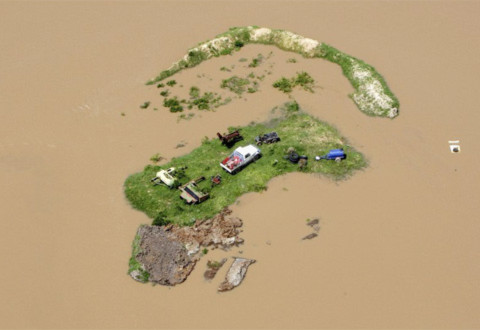 Nước lũ tràn lên tạo thành một hòn đảo ở thành phố Rockhampton, bang Queensland, Australia. Ảnh: AP.