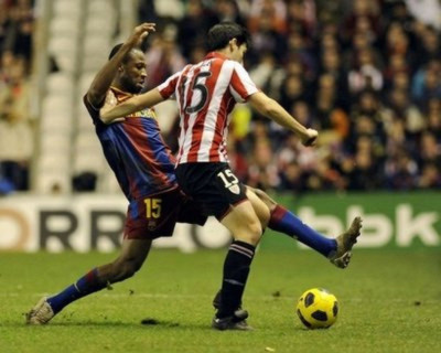 Tiền vệ Keita của Barca tranh bóng với một cầu thủ Bilbao.