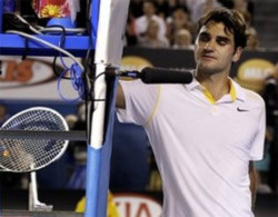 Federer (bên phải) lộ vẻ thất vọng sau thất bại.
