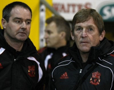Dalglish (phải) và trợ lý mới Steve Clark - người cũ của Chelsea - vẫn chưa thể giúp Liverpool khởi sắc.