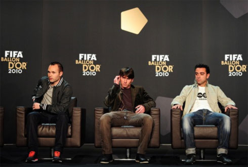 Chiến thắng của Messi cùng Iniesta về nhì ba ở bình chọn Quả bóng vàng FIFA 2010 cũng được xem như sự ghi nhận tuyệt vời cho chất lượng đào tạo của Barca, nơi cả ba anh trưởng thành từ hệ thống đào tạo trẻ. Ảnh: AFP.
