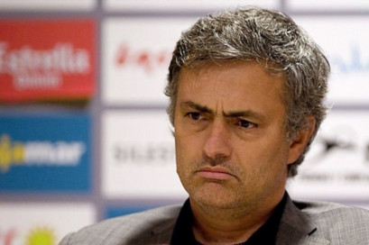 Mourinho bị cho là có mối quan hệ căng thẳng với Valdano, người từng chỉ trích mạnh mẽ chiến thuật của ông thời dẫn dắt Chelsea.