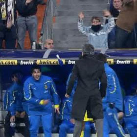 Mourinho biểu lộ niềm vui trước khu vực ngồi của Villarreal.