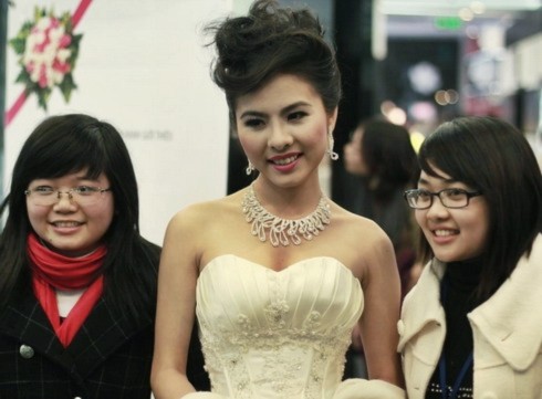 Vân Trang - người đẹp thế hệ 9x vừa giành giải Mai Vàng cho nữ diễn viên triển vọng - là một trong 5 cô dâu của Huy Khánh trên phim.